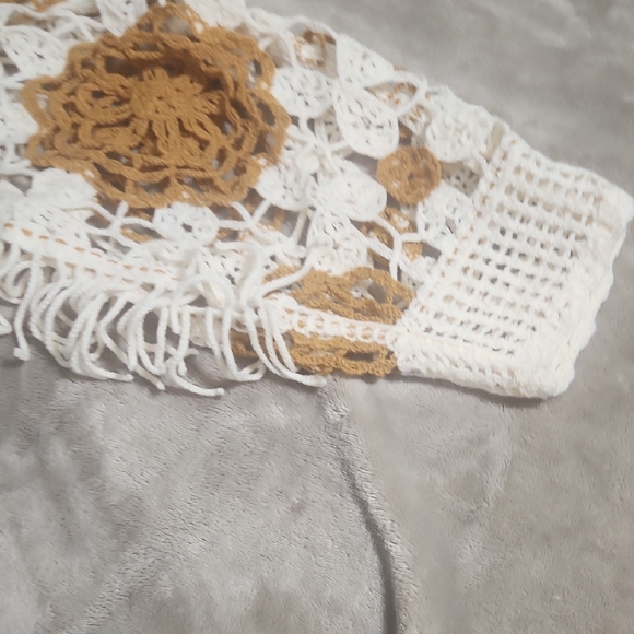 Crochet Floral Fringe Sawl Sweater - Picture 5 of 6